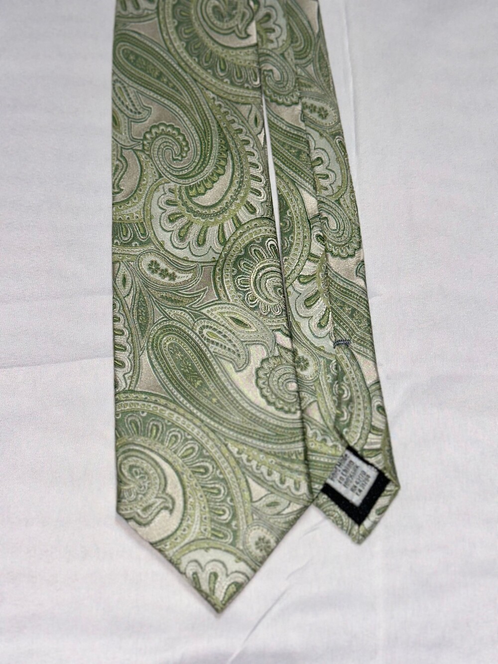 Geoffrey Beene Men’s 100% Silk Tie Sage Green Ivory Paisley Necktie